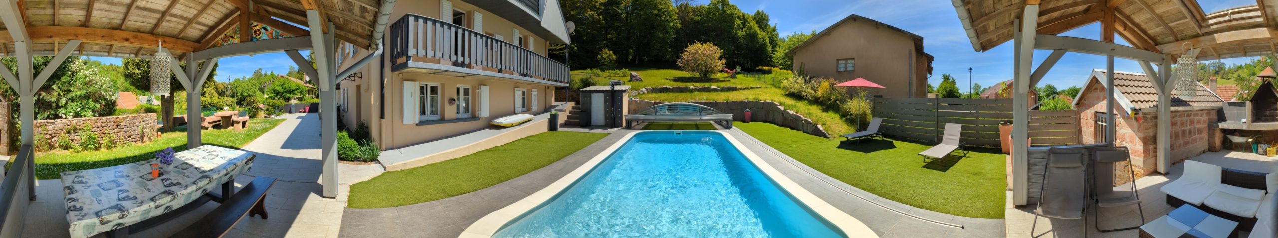 Vue panoramique jardin piscine